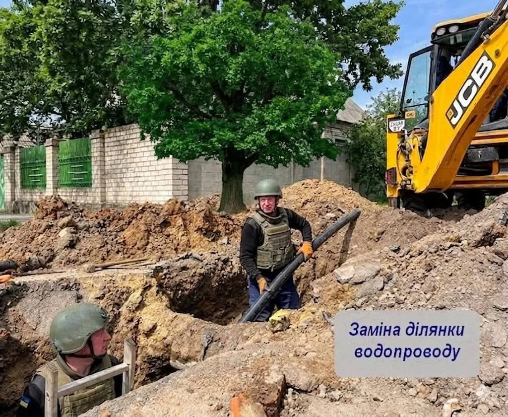 Робота на лінії вогню: херсонські комунальники підтримують водопостачання в бронежилетах