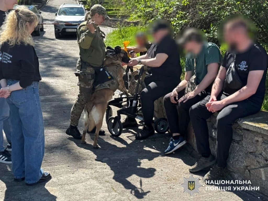 Чотирилапа терапія: як службові собаки повертають спокій пораненим херсонським поліцейським