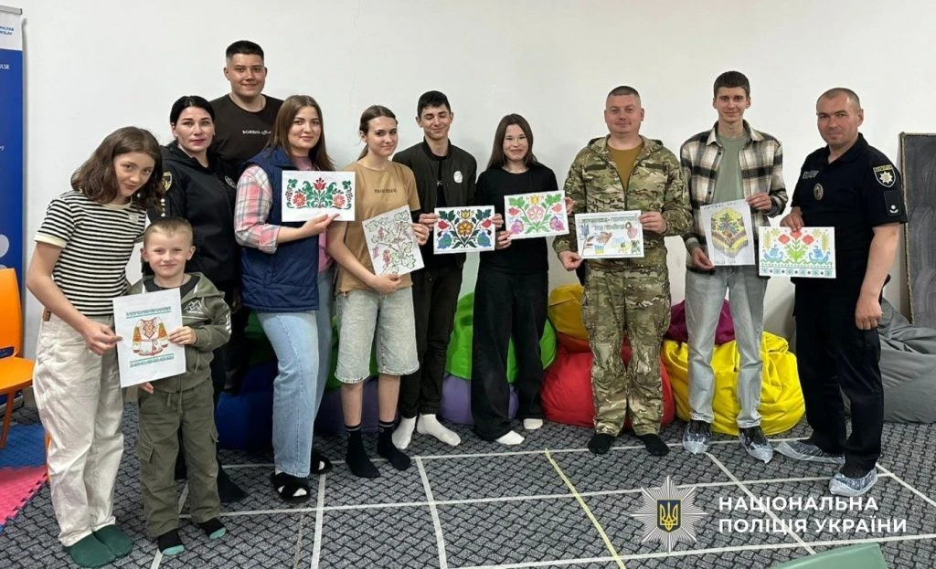 Оберіг незламності під час війни: як поліцейські та волонтери влаштували свято вишиванки для дітей на Херсонщині