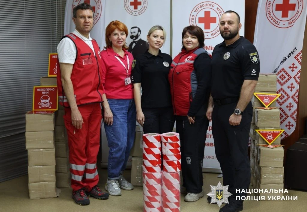 Поліцейським Херсонщини передали спецзасоби для маркування замінованих зон