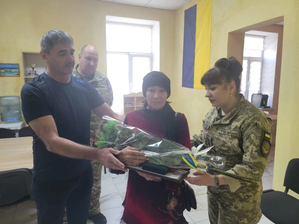 Матері полеглого прикордонника Вадима Зінчака вручили його посмертну державну нагороду